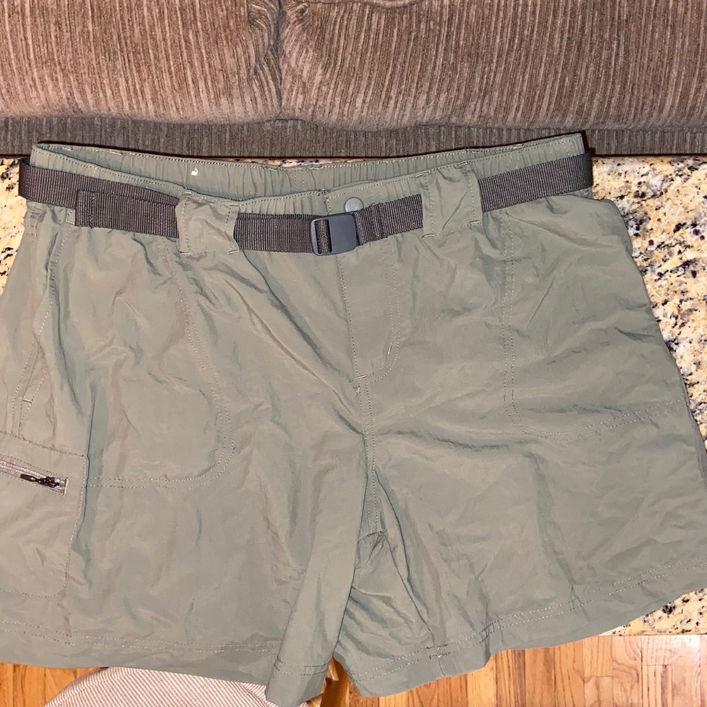 Women’s Columbia activewear shorts